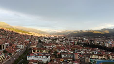 Luftaufnahmen-Von-Gebäuden-Und-Häusern-Im-Bezirk-Mariscal-Gamarra,-Cusco,-Peru-–-Drohnenaufnahme