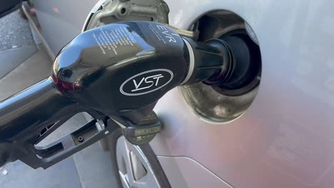 Gas-nozzle-filling-up-car