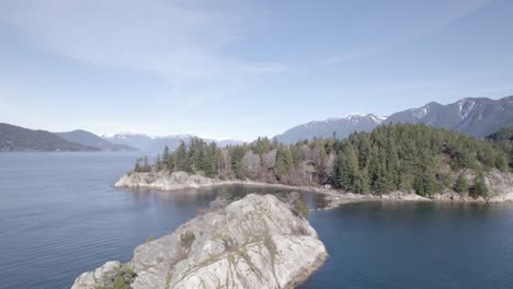 Vista-Panorámica-Aérea-Del-Parque-Whytecliff,-Oeste-De-Vancouver,-Canadá,-Con-Rocas-Blancas-En-Aguas-Tranquilas-Del-Océano