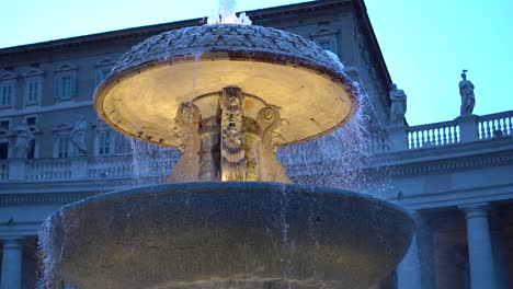 Fuente-Frente-Al-Edificio-Del-Vaticano,-Roma,-Por-La-Noche,-Iluminada-Con-Luz-Artificial-Amarilla