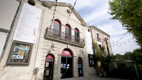 Vista-Exterior-Del-Teatro-Sillon-Para-Las-Artes-Con-Escalones-Y-Vallas-Publicitarias,-Dolly-En-Tiro