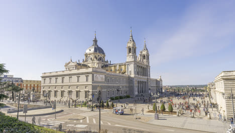 Almudena-Kathedrale-In-Madrid,-Tagsüber-Menschen-Im-Zeitraffer,-4K,-60fps