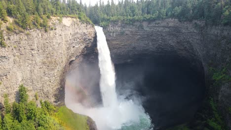 Powerful-Helmcken-Falls-plummeting-over-a-cliff-into-the-Murtle-River-in-Wells-Gray-Provincial-Park-in-British-Columbia,-Canada