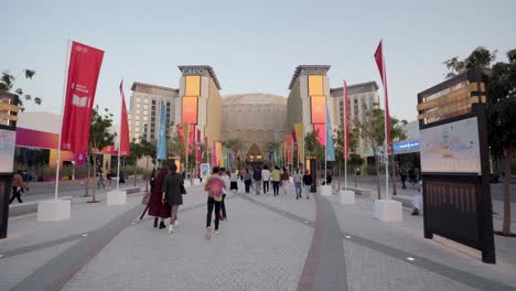 Expo-2020,-Dubai,-5.-Februar-2022-–-Expo-Robot-Orange-Opti-Am-Eingang-Der-Al-Wasl-Dome
