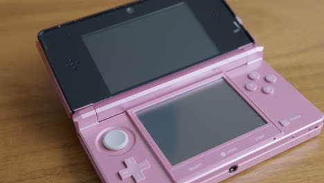 Close-Up-Pan-Right-of-a-Nintendo-3DS