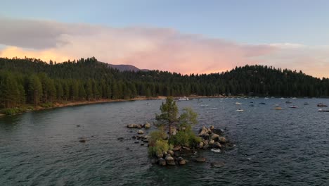 Luftaufnahme-Von-Booten-Im-Malerischen-Lake-Tahoe-In-Kalifornien-Bei-Sonnenuntergang---Drohnenaufnahme