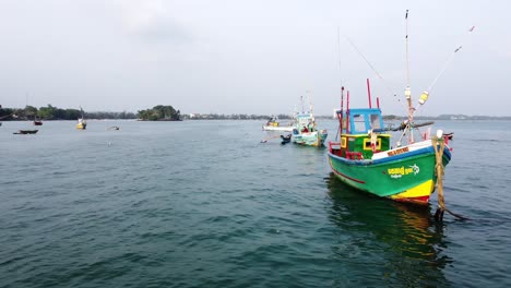 Tiro-De-Adelantamiento-De-Coloridos-Barcos-De-Pesca-En-Aguas-Tranquilas,-Weligama-Sri-Lanka