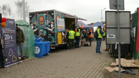 Voluntarios-Que-Ayudan-A-Los-Refugiados-Ucranianos-En-El-Campamento-Base-Del-Cruce-Fronterizo
