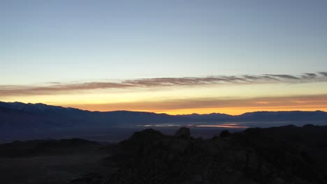 Hinreißender-Sonnenuntergang-über-Hügeln-Und-Felsformationen