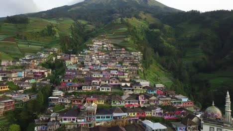 Vista-Panorámica-Aérea-Del-Famoso-Pueblo-De-Nepal-Van-Java-Con-Montaña-Verde-En-La-Cima-Y-Casas-Multicolores-En-Pendiente