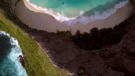 Maravillosa-Vista-Aérea-Vuelo-Drone-Cámara-Apuntando-Hacia-Abajo-Tiro-Sueño-Ola-De-Surf-En-Kelingking-Beach-En-Nusa-Penida-En-Bali-Indonesia-Es-Jurassic-Park