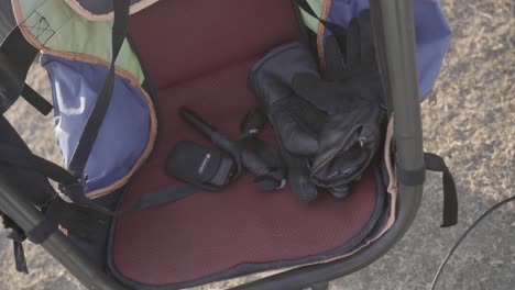 Sicherheitsradio-Und-Handschuhe-Sitzen-In-Einem-Gleitschirmsitz,-Isolierte-Sicherheitsausrüstung