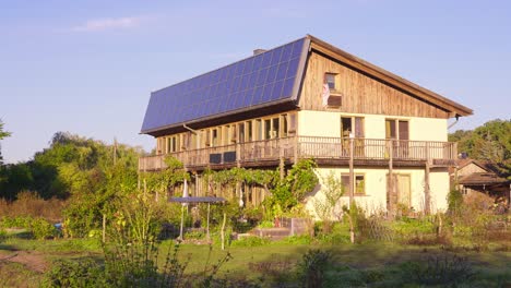 Sonnenkollektoren-Auf-Dem-Dach-Des-Gebäudes-Im-Öko-Dorf-Bei-Sieben-Linden-Gebadet