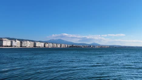 Tesalónica,-Grecia-En-Un-Día-Cálido-Con-Cielos-Azules
