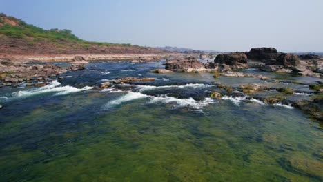Schwenkaufnahme-Eines-Wasserlaufs-In-Indien