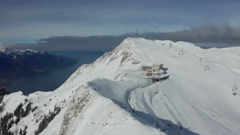 Antena-De-La-Estación-De-Esquí-En-Una-Hermosa-Montaña-Cubierta-De-Nieve