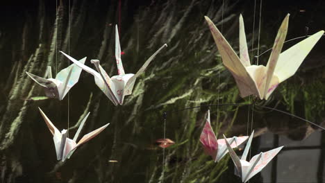 Sechs-Orizurus-–-Papiervögel-Fliegen-über-Das-Wasser-Eines-Sees