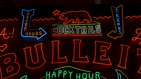 Schwarze-Barwand-Mit-LED-Schildern,-Die-Für-Cocktails-Und-Happy-Hour-Werben