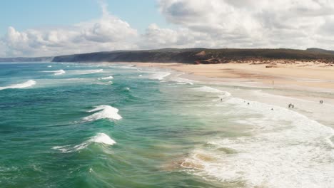 Luftaufnahme-Eines-Sandstrandes-In-Portugal-Mit-Wellen,-Die-Sich-Entlang-Der-Küste-Brechen