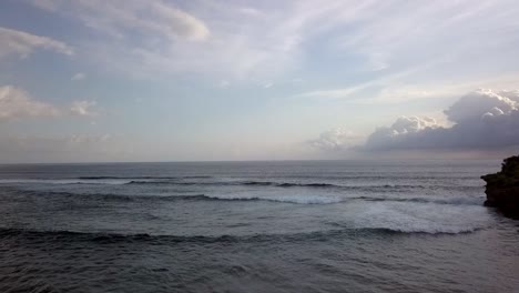 Sanfte-Luftaufnahme,-Abheben-Von-Drohnenflugaufnahmen-Eines-Idyllischen-Traumstrandes-Mit-Großen-Wellen-Direkt-Am-Strand-In-Nusa-Lembongan-Zur-Mittagszeit-Auf-Bali-2017