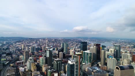 Amplia-Antena-Sobre-Los-Rascacielos-De-Seattle-Mostrando-Edificios-Hasta-El-Horizonte