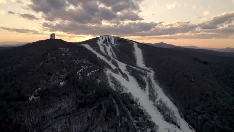Luftaufnahme-Nach-Oben-Bei-Sonnenuntergang,-Skigebiet-Sugar-Mountain-In-Der-Nähe-Von-Banner-Elk,-North-Carolina,-Und-Boone-And-Blowing-Rock,-North-Carolina,-North-Carolina