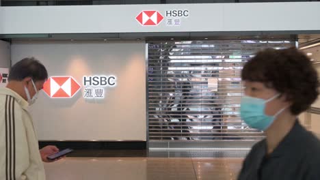 Una-Empresa-Bancaria-Y-Financiera-Multinacional-Británica-Cerrada,-Banco-Hsbc,-En-El-Aeropuerto-Internacional-De-Hong-Kong,-Ya-Que-La-Mayoría-De-Las-Empresas-Cierran-Debido-A-La-Propagación-De-La-Variante-Covid-19