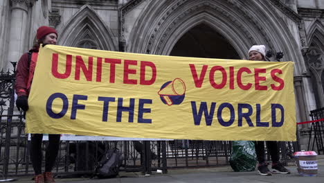 Vereinigte-Stimmen-Der-Welt-Gewerkschaftsmitglieder-Und-Unterstützer-Halten-Ein-Banner-Vor-Den-Königlichen-Gerichtshöfen