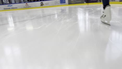 Menschen-Beim-Eislaufen-In-Der-Hockeyarena
