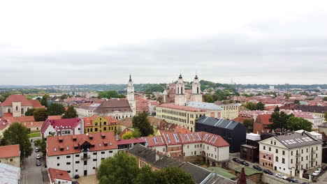 Cloudy-day-over-Kaunas-city-downtown,-aerial-descend-view