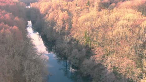 Luftdrohnenansicht-Der-Natürlichen-Landschaft-Am-Glastonbury-Tor-Und-Am-Fluss-Brue