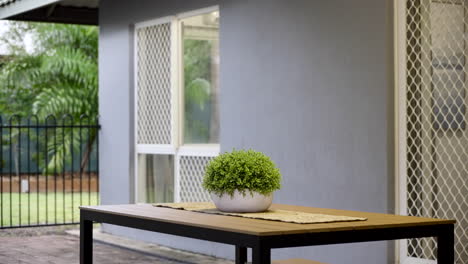 Außenterrasse-Mit-Veranda-Mit-Tisch,-Stühlen-Und-Pflanzen