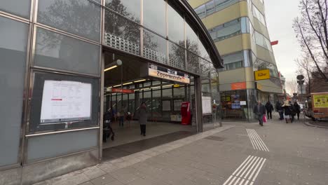 Menschen-Kommen-Aus-Einer-U-Bahn-Station-In-Wien,-Österreich,-Europa,-Bewegende-Aufnahme