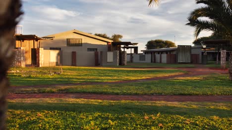 Eine-Lodge-In-Namibia-Mit-Steinhäusern-Im-Goldenen-Licht-Kurz-Vor-Sonnenuntergang