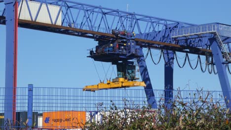 Versandcontainer-Kranlift,-Der-Schwere-Frachtcontainer-Für-Den-Export-Stapelt