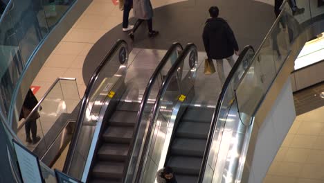 Gente-Subiendo-Y-Bajando-Escaleras-Mecánicas-En-El-Centro-Comercial---Cf-Toronto-Eaton-Center