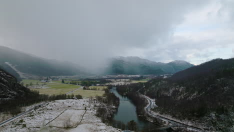Storåna-Fluss-In-Årdal-Mit-Panorama-Der-Von-Wolken-Und-Nebel-Verdeckten-Berge-Im-Winter-In-Norwegen