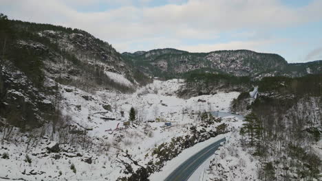 Verschneites-Gebirgstal-Und-Gefrorene-Seenlandschaft-In-Norwegen,-Luftaufnahme