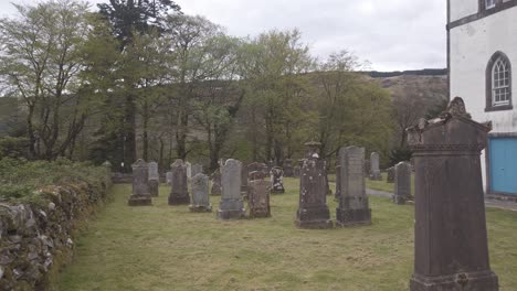 Ein-Paar-Grabsteine-Neben-Einer-Alten-Steinmauer-In-Cairndown
