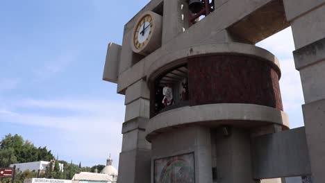 Glockenturm-Mit-Heiligem-Im-Inneren,-Bewegliche-Hände-In-Mexiko