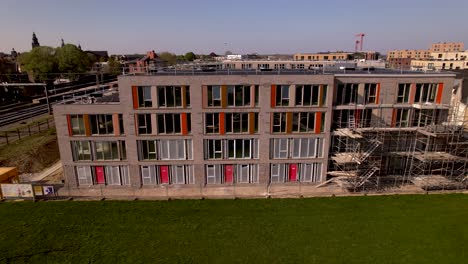 Approaching-aerial-of-construction-site-in-Zutphen-of-real-estate-investment-and-social-housing-market-collective-building-Ubuntuplein-project