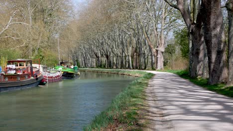 Pan-De-Una-Pequeña-Carretera-Junto-Al-Canal-Du-Midi-Fuera-De-Toulouse