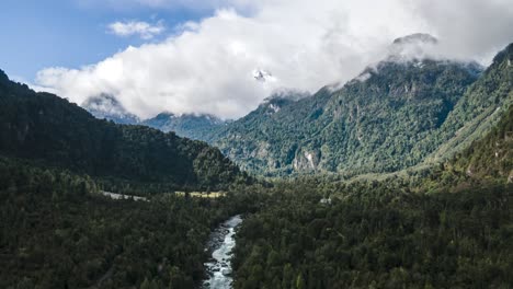 Hyperlapse-Dolly-Aus-Der-Luft-Aus-Den-Nebligen-Bergen-Im-Hornopiren-Nationalpark,-Hualaihue,-Chile