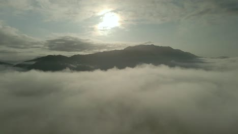 Rayos-De-Niebla-Y-Amanecer-Brillando-En-Las-Montañas-De-Otoño