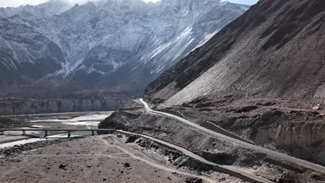Vista-De-La-Nueva-Ruta-De-La-Seda-O-Carretera-De-Karakoram,-Esta-Carretera-Es-El-Proyecto-De-Amistad-Ofrecido-Por-China