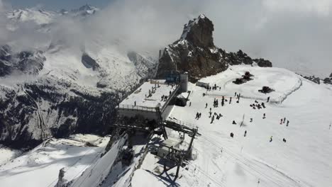Cable-car-to-the-top-of-Hintertux-glacier