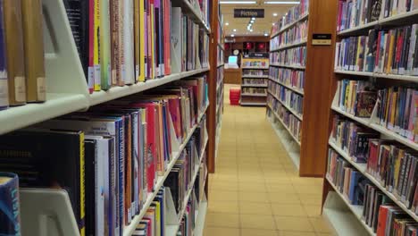 Breite-Palette-Von-Bücherregalen-In-Der-Bibliothek