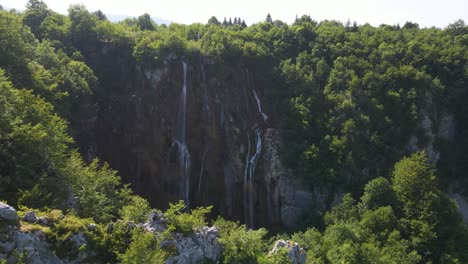 Blick-Auf-Den-Wunderschönen-Nationalpark-Plitvicer-Seen-Mit-Vielen-Grünen-Pflanzen-Und-Wunderschönen-Seen-Und-Wasserfällen,-Drohnenflug