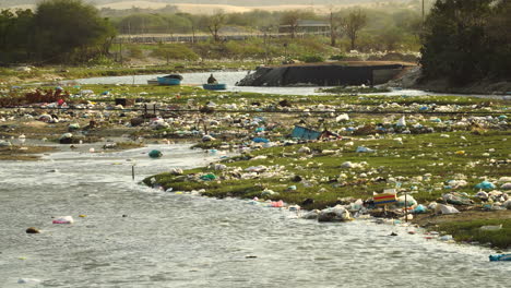 Tragischer-Anblick-Der-Großflächigen-Verschmutzung-Entlang-Des-Süßwasserflusssystems