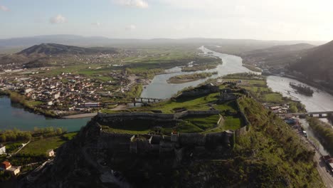 Luftaufnahme-Der-Shkodra-Burg-Mit-Dem-Buna-Fluss-Als-Hintergrund